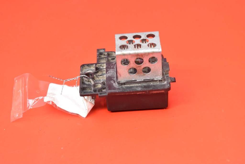 фото №5, Резистор обдув резистор резистор 255503792r dacia duster 2 ii 17-21