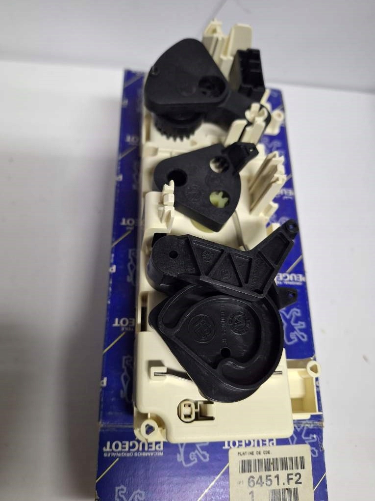 фото №1, Панель управление peugeot 306 оригинальный номер 6451f2