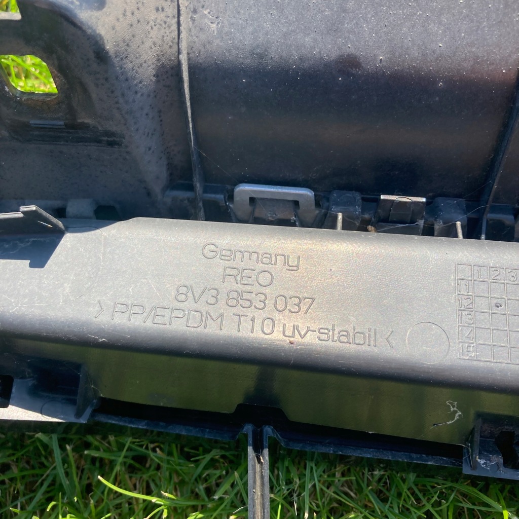 Audi a3 8v 2012- решётка радиатора решётка радиатора бампера перед s-line 8v3853037 / 8v3853651 Оригинал