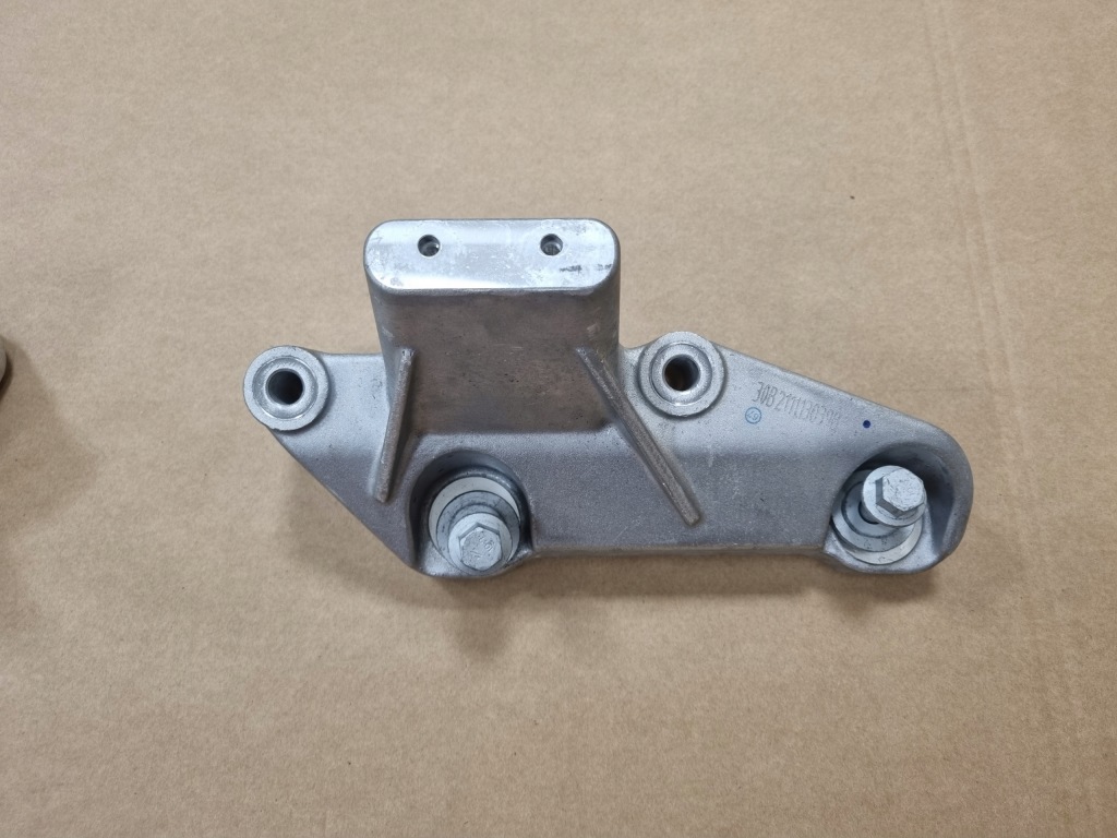 фото №1, Volvo c40 xc40 кронштейн кронштейн двигателя 31686306