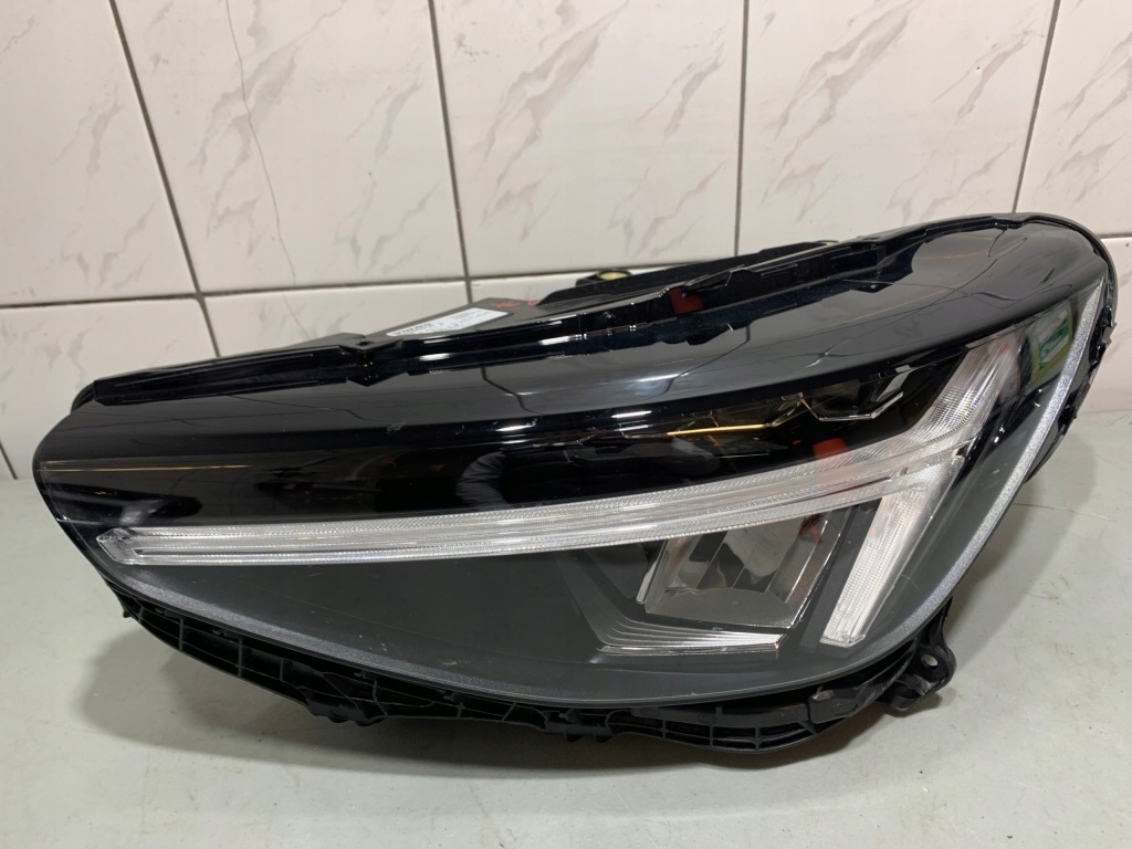 фото №1, Volvo xc40 ii lift лампа левая перед 32338908 комплектная модуль europa org.