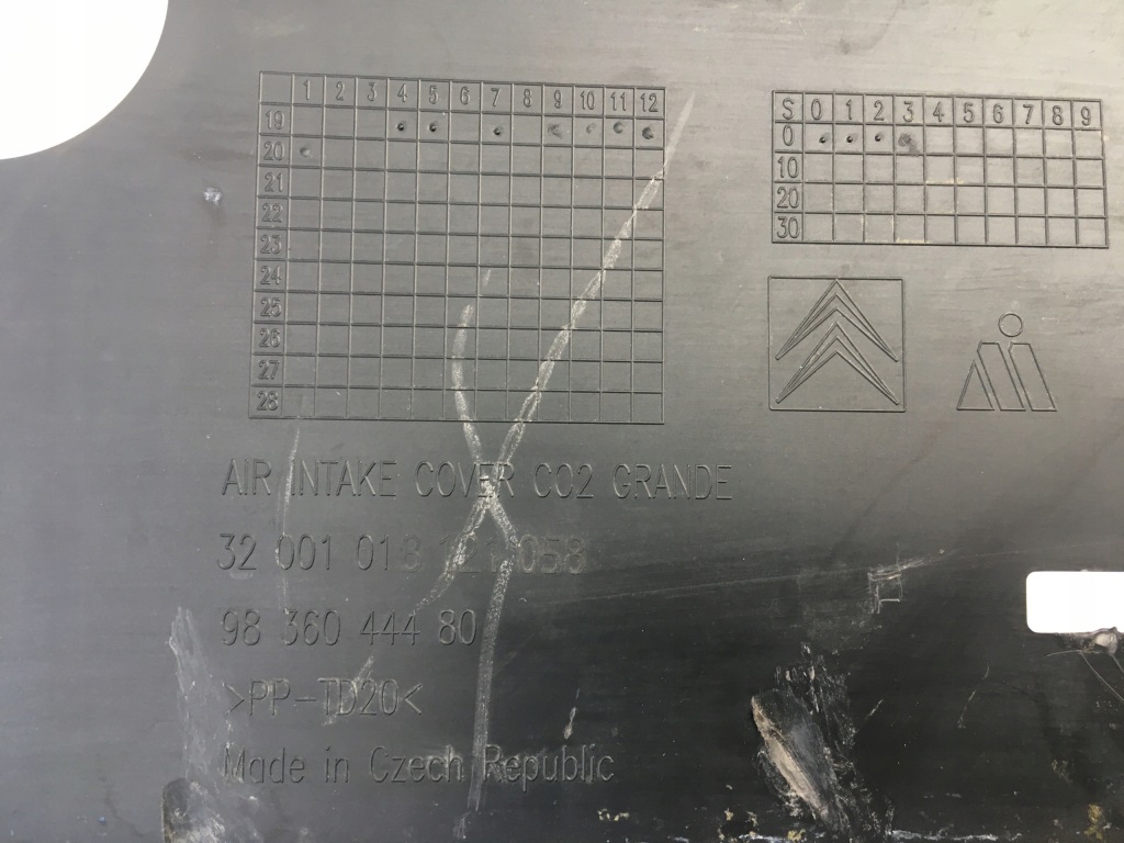 фото №2, Решётка радиатора молдинг заглушка перед citroen c3 iii 16-