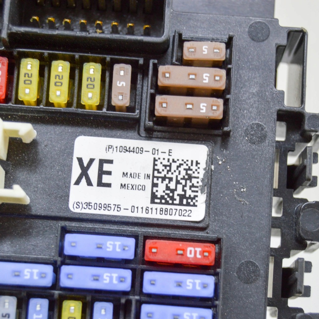 Tesla model x 2018 рамка / модуль предохранителей в Украине