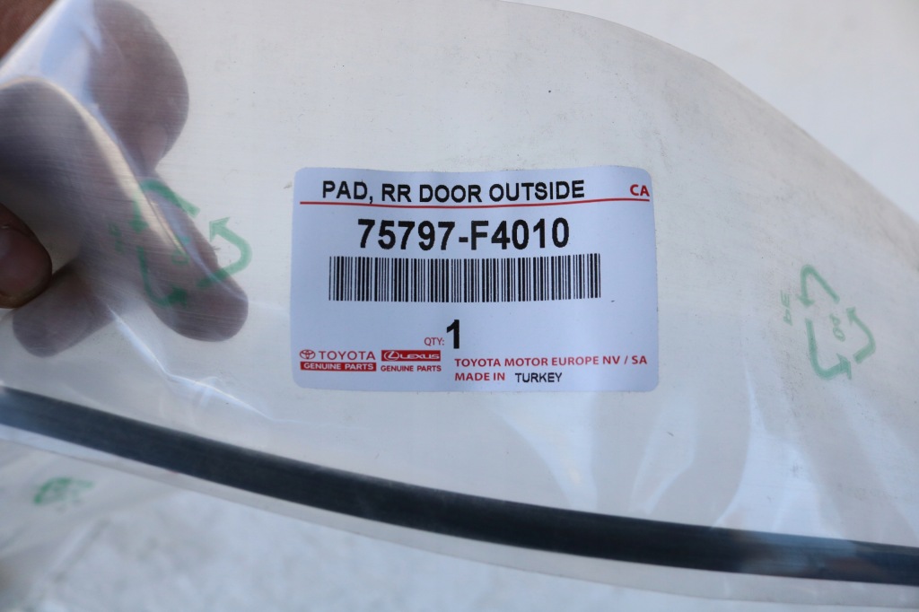 фото №3, Toyota c-hr прокладка накладки двері задня