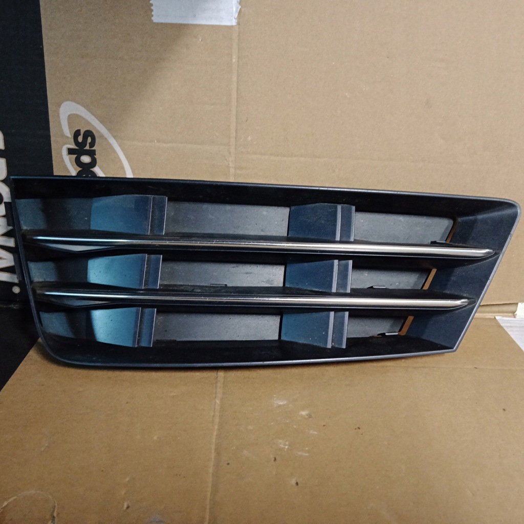 Купити Audi a4 b9 решітка бампера перед ліва 8w0807681r хром