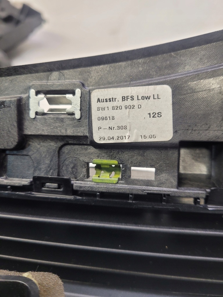 фото №8, Решётка обдув консоли audi a4 b9 8w1820902d