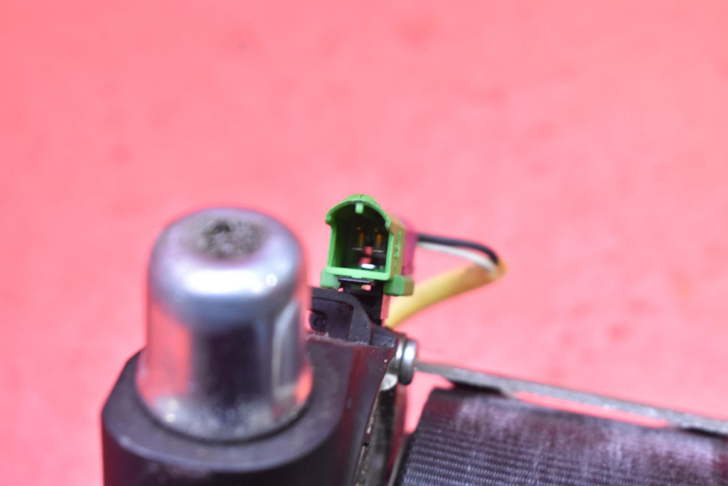 Ремінь безпеки праві перед натягувач європа  5j0857702b skoda roomster 1 1 Зі Шроту