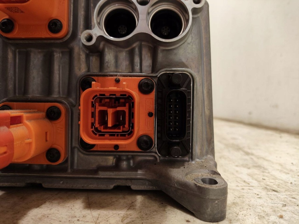 фото №8, Porsche taycan 9j1 2021 преобразователи