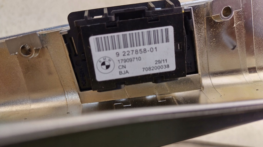 фото №9, Bmw 6 f12 f13 10-18 накладка направляющая поперечина сиденье правый перед 7228306