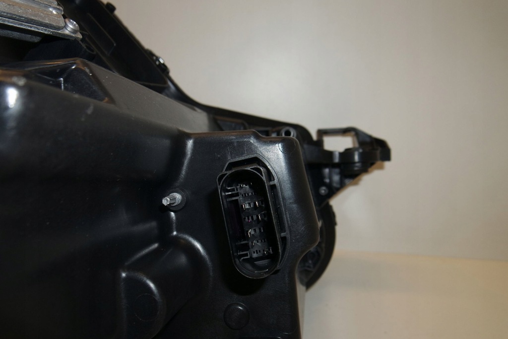 фото №7, Skoda kodiaq 2023 права сторона лампа передня