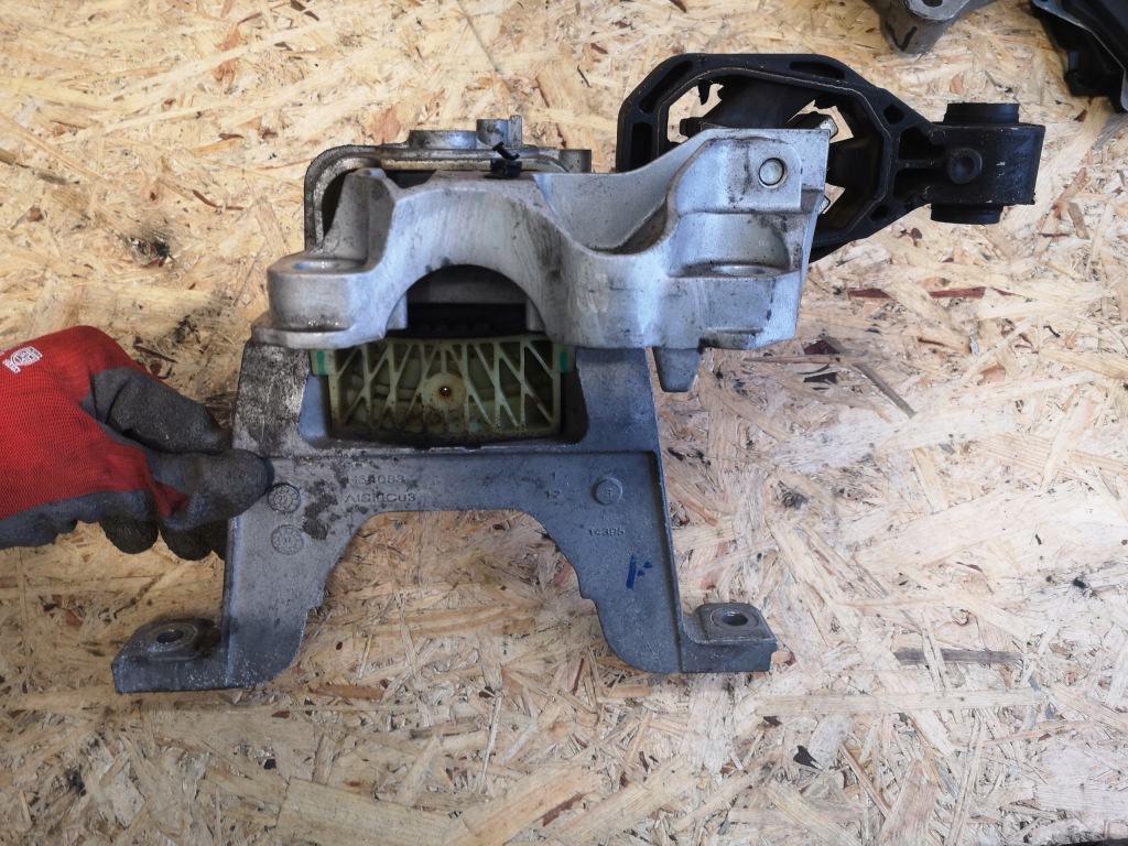 фото №9, Mercedes glb w247 кронштейн подушка двигуна a1772402000 a1772402600