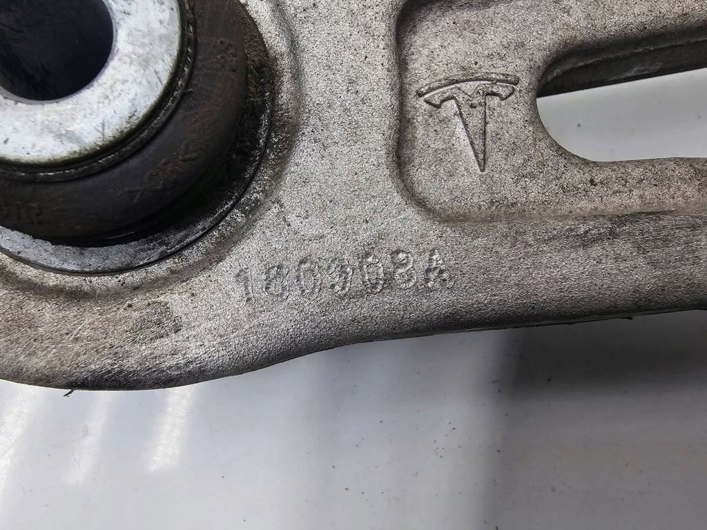 Tesla model s 2016 перед сторона левая рычаг передний Киев