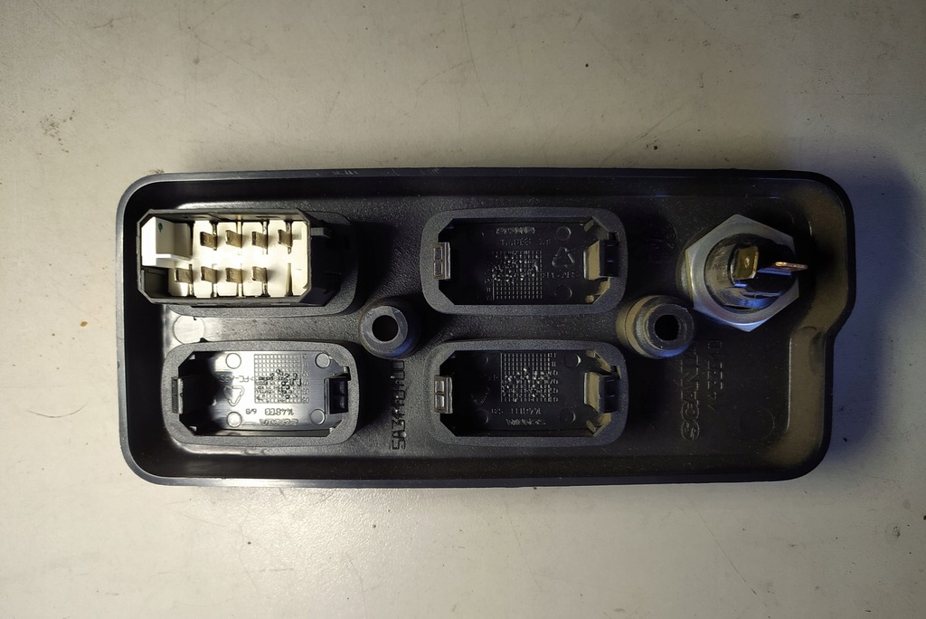 фото №2, Scania r420 корпус рамка защита прикуриватель переключатель 1433018