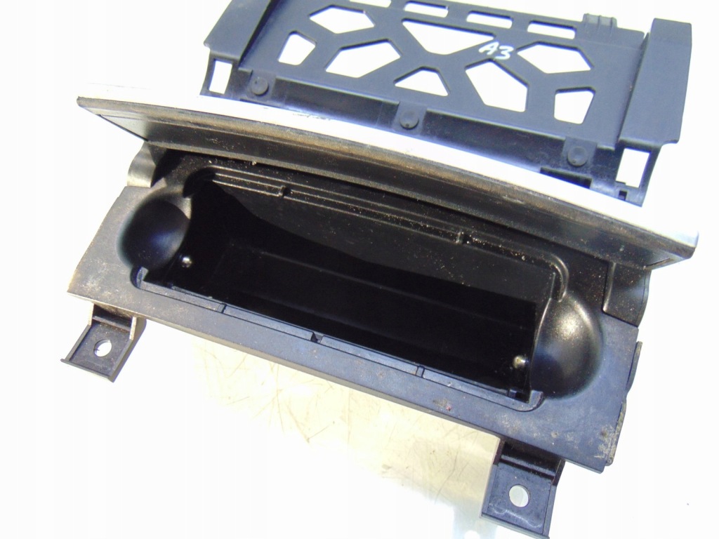 Попільничка перед + drewno audi a3 8p0857951 Київ