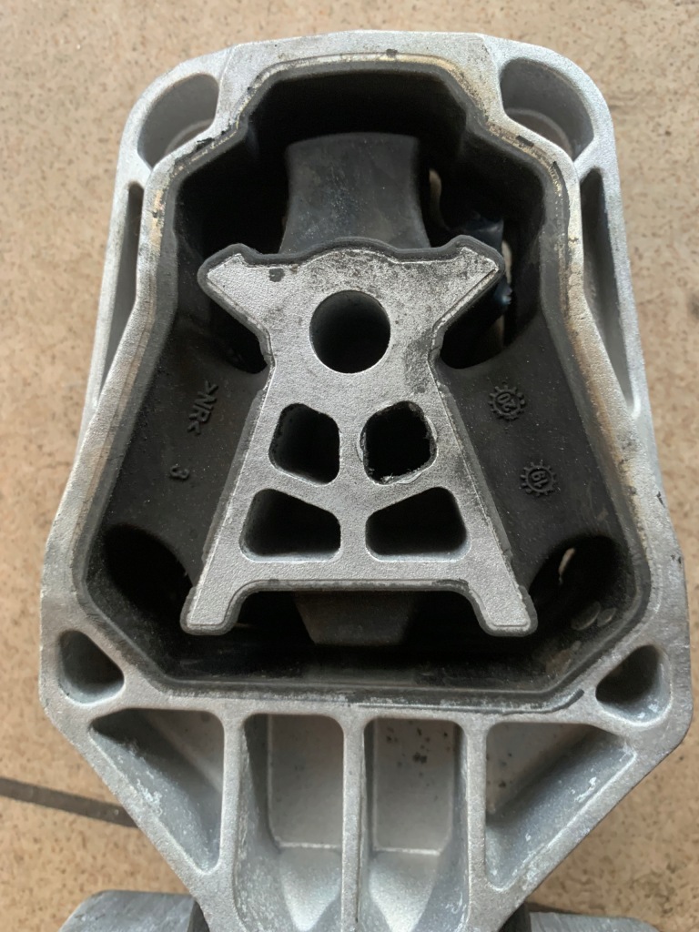 фото №3, Mercedes a klasa w176 подушка кронштейн двигателя ładna!