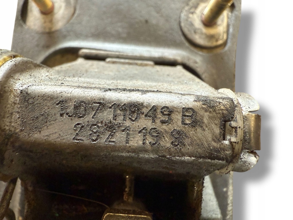 фото №13, Volkswagen golf iv 2000 домкрат перемикання передач / верхній