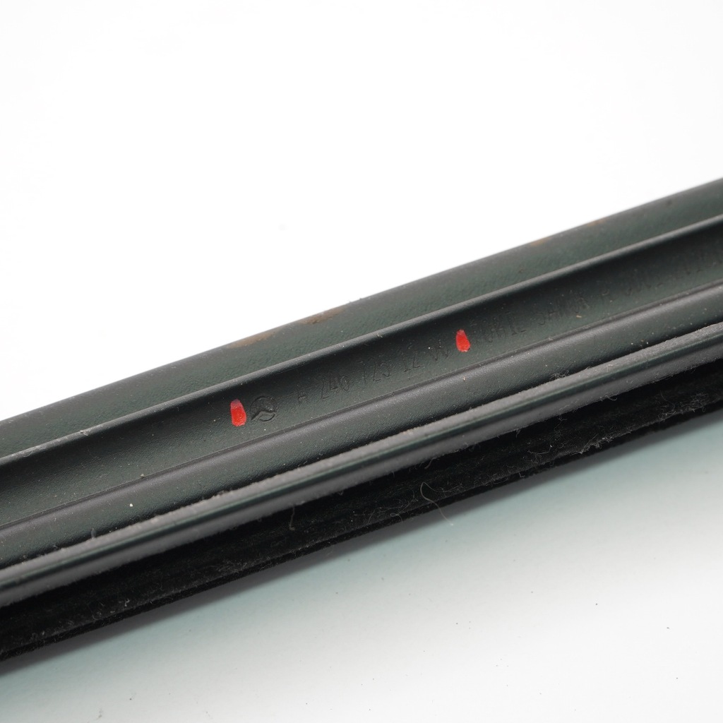 фото №11, Mercedes w246 молдинг уплотнительная подоконная перед правая a2467251200