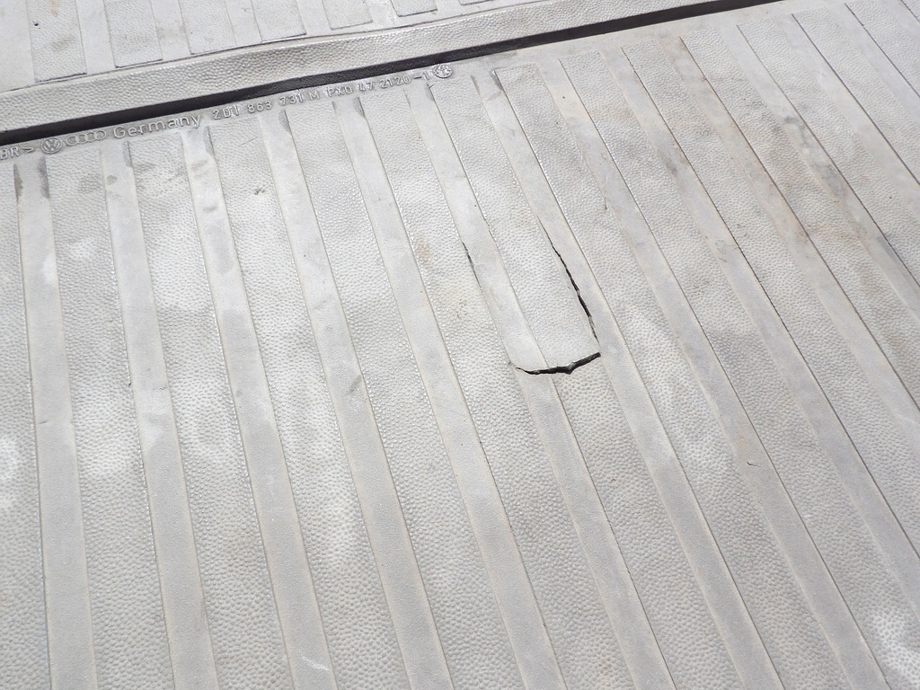 фото №8, Обшивка резиновый элемент пол задняя vw lt sprinter средний