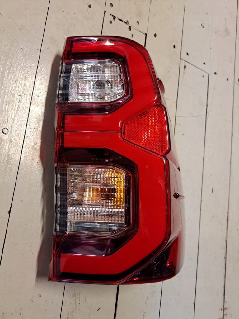 фото №1, Toyota hilux viii лампа задня права 0k187 35677