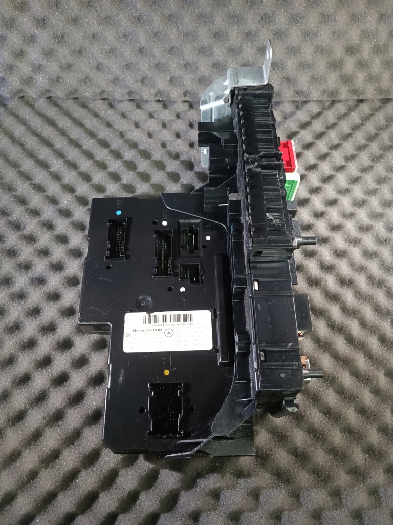 Купити 1729000614 коробка запобіжників mercedes w172
