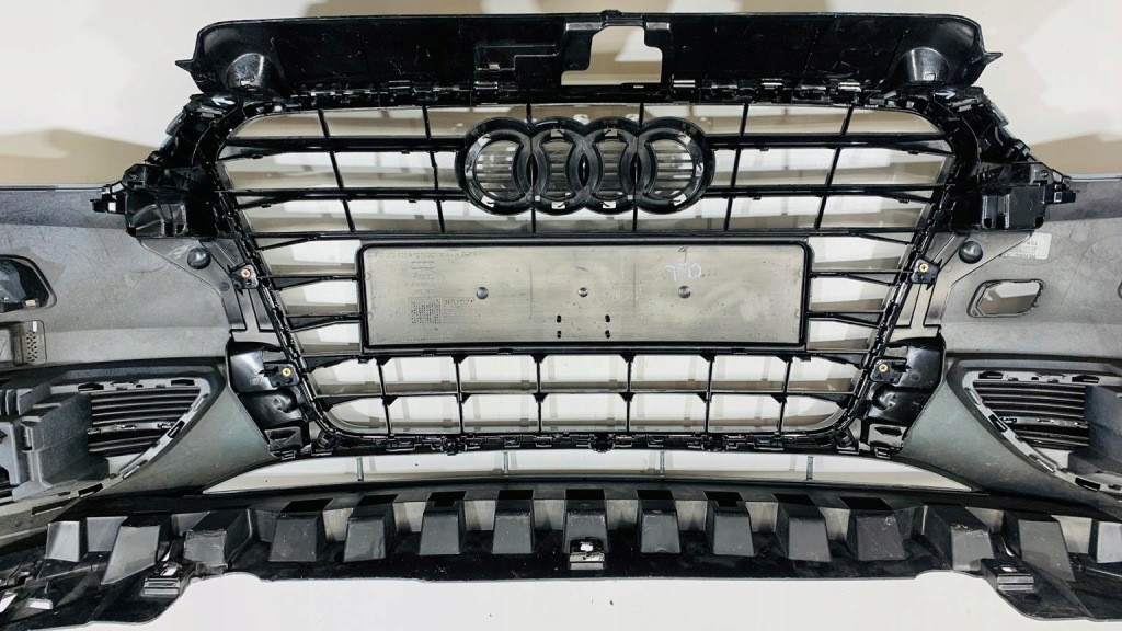 Бампер решітка радіатора audi a3 8v3 8va 12- Оригінал