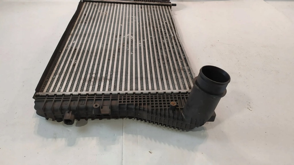 Радиатор интеркулер vw passat b6 skoda octavia golf v Оригинал
