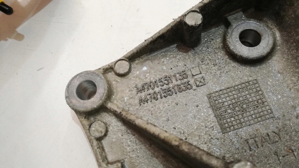 Mercedes antos кронштейн генератора a4701551135 Оригинал