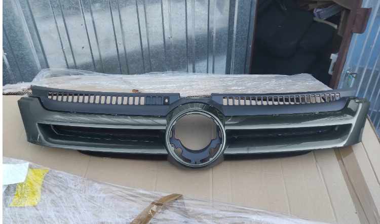 фото №1, Решітка радіатора решітка радіатора vw volkswagen golf 5 v plus 5m 01.2005 - 01.2009 kol. la6q