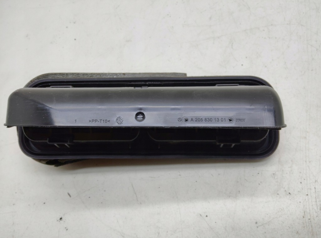 Mercedes w205 решітка вентиляційна декомпресійна задня права a2058301301 в Україні