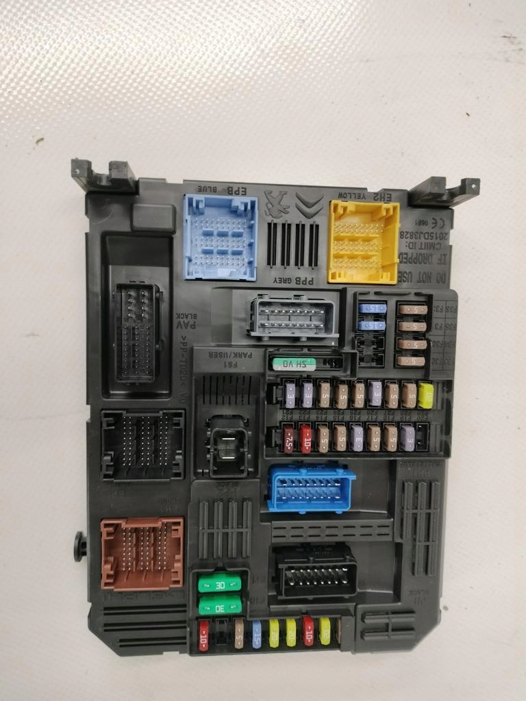 Купити Коробка запобіжників citroen оригінальний номер 9830790580