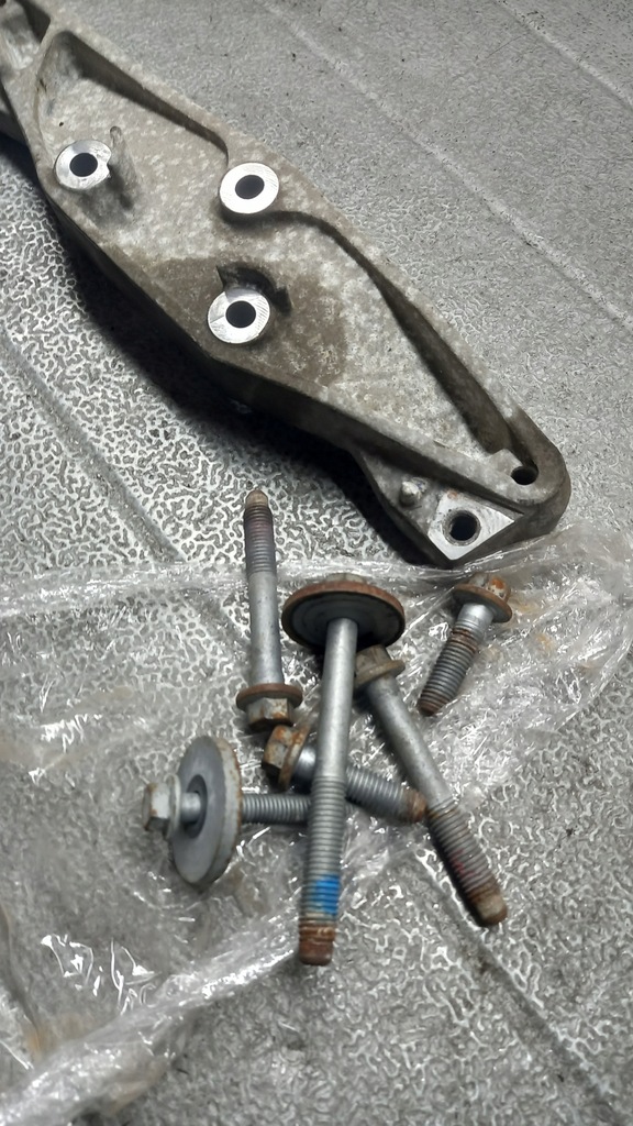 фото №7, Кронштейн кронштейн дифференциал volvo xc60 31437941