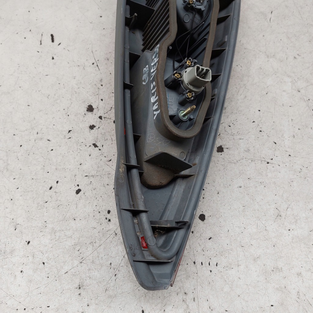 фото №7, Toyota yaris verso лампа правая задняя eu