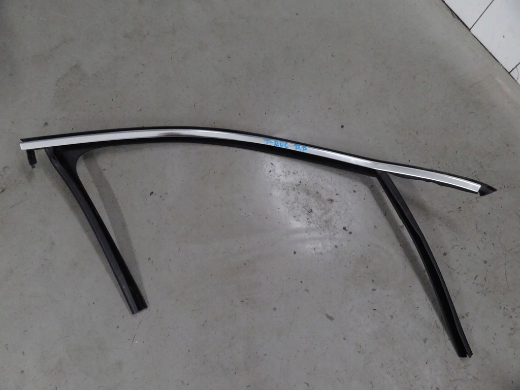 фото №1, Vw t-roc 2021 рамка хром прокладка скло правий перед 2ga837432