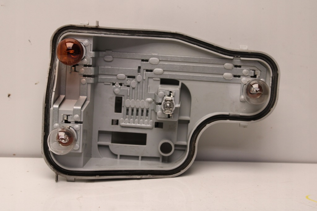 Купить Volkswagen polo 6r 09r- вкладыш разъём лампы левый задний  6r0945257b