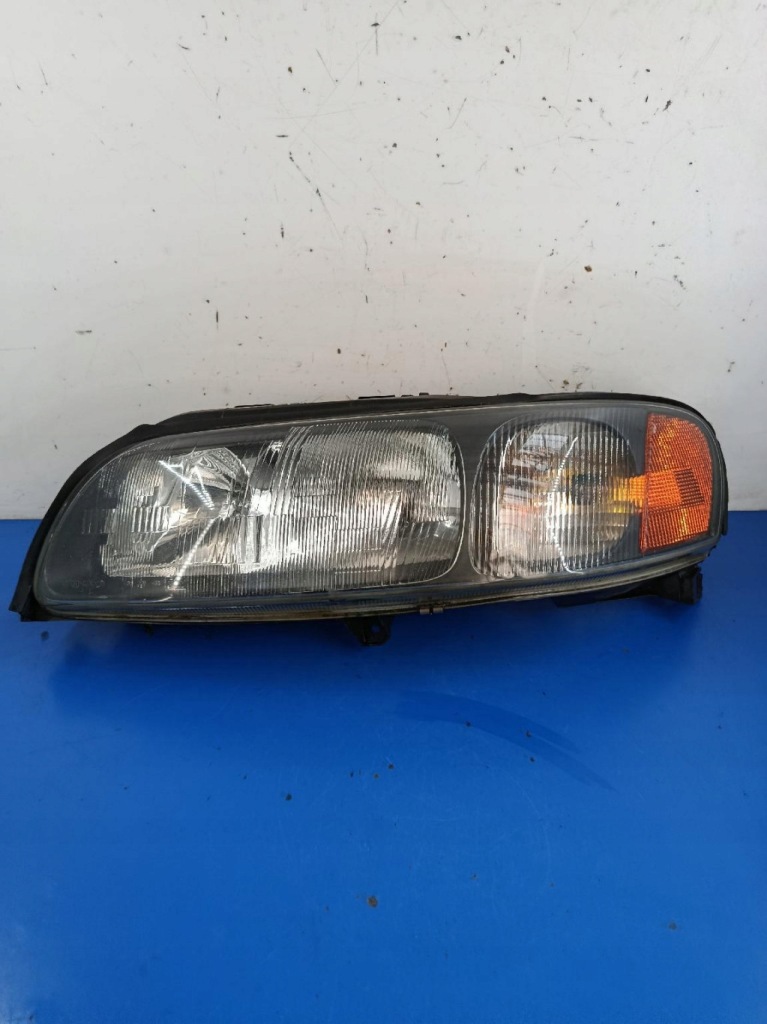 Купить Volvo xc70 2 фара левое  89007903 valeo