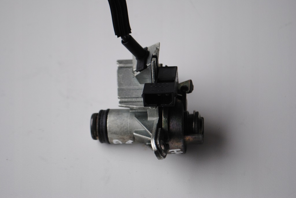 фото №4, Вкладка замка кришки багажника audi a8 d3