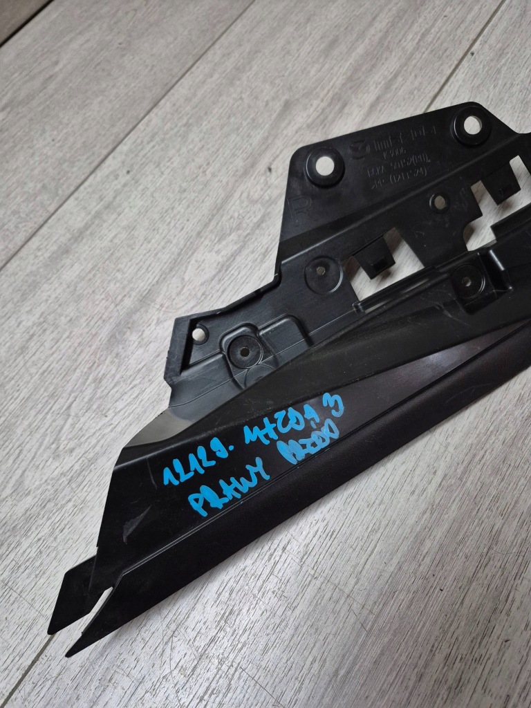 12129. mazda 3 кронштейн бампер правий перед bcka-50152 Недорого