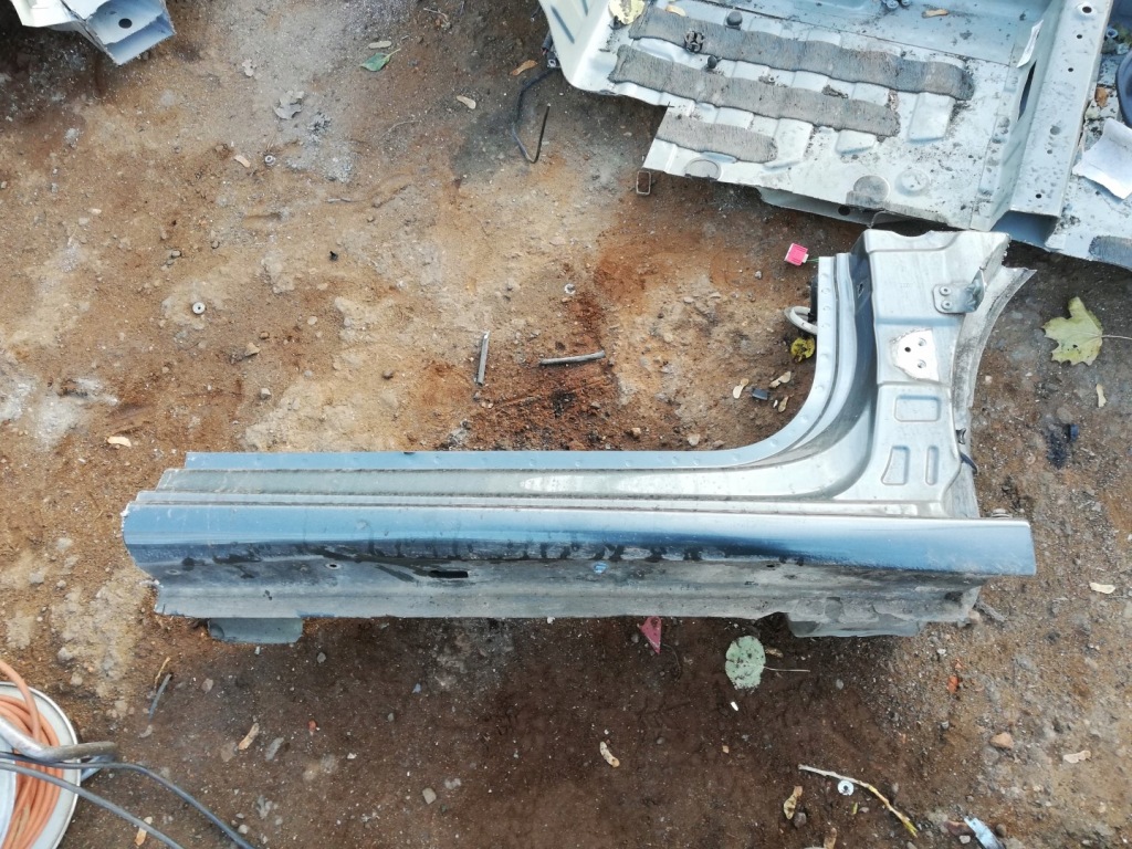 Поріг праві стійку  citroen ds3 Ціна