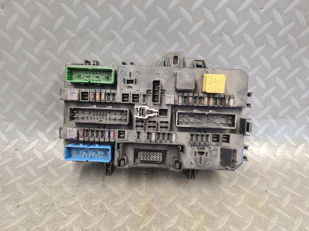 фото №1, 13145018 коробка блок управління запобіжників opel astra iii h zafira ii b