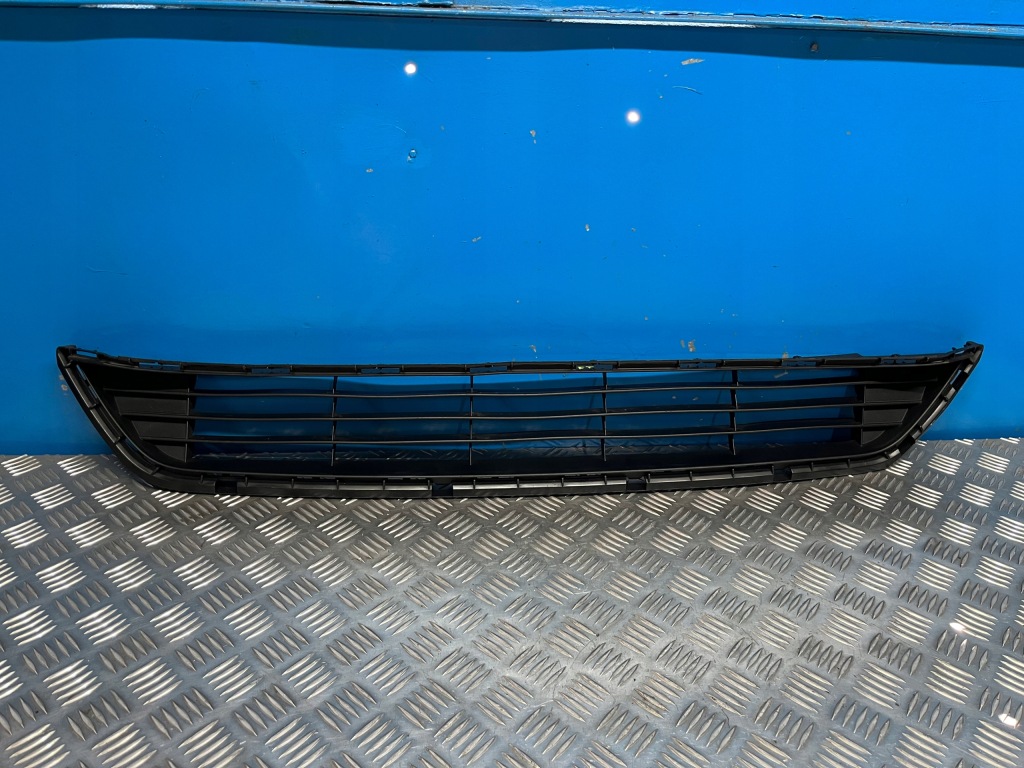 фото №1, Toyota avensis t27 lift середня решітка бампера