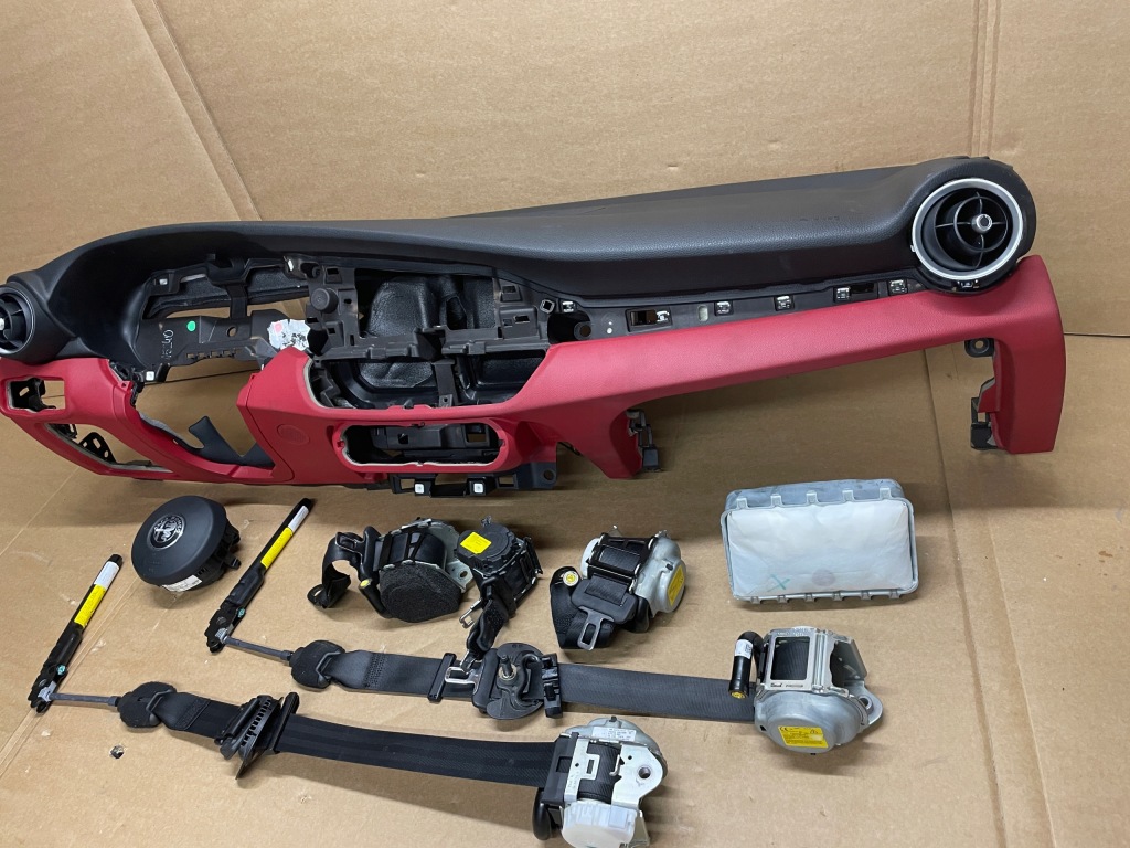 фото №3, Alfa romeo giulia приборная панель консоль ремни комплект подушка безопасности оригинал idealna