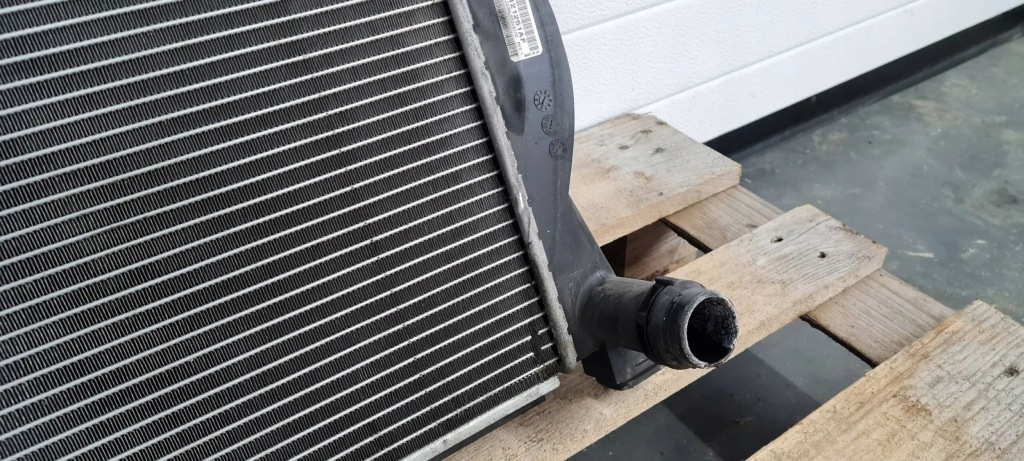 Купити A6 c6 рестайлінг  радіатор води 3.0 tfsi v6 4f0121251af