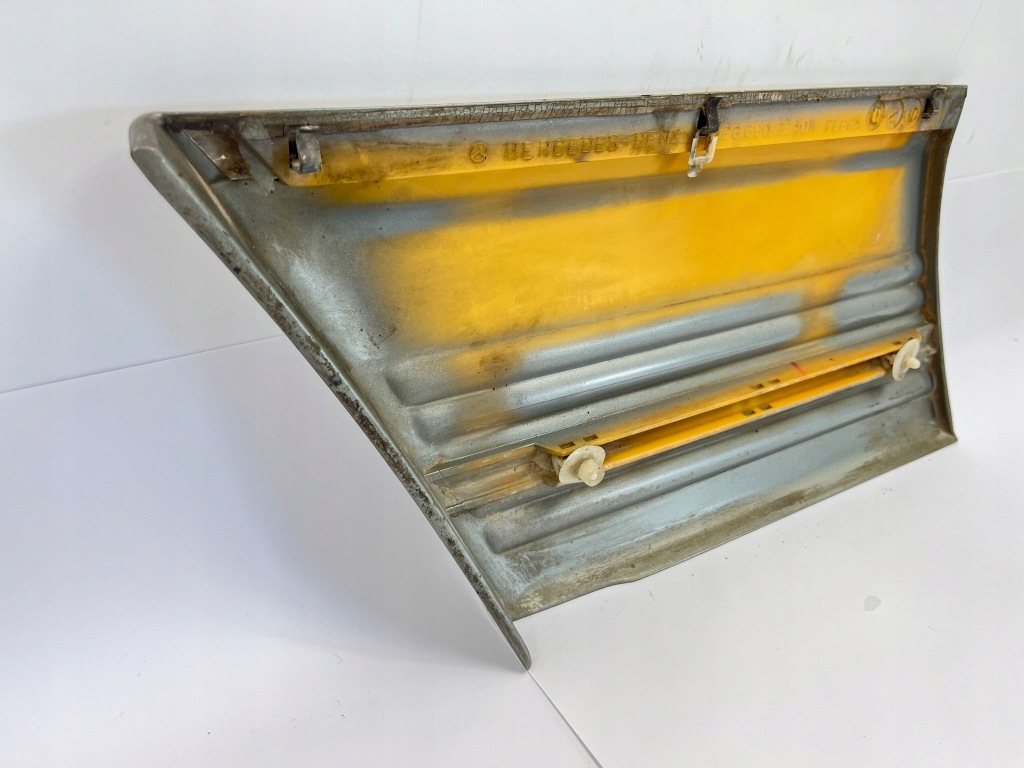 Молдинг боковая крыла правый перед правая mercedes w126 1266902240 1979-1985 Оригинал