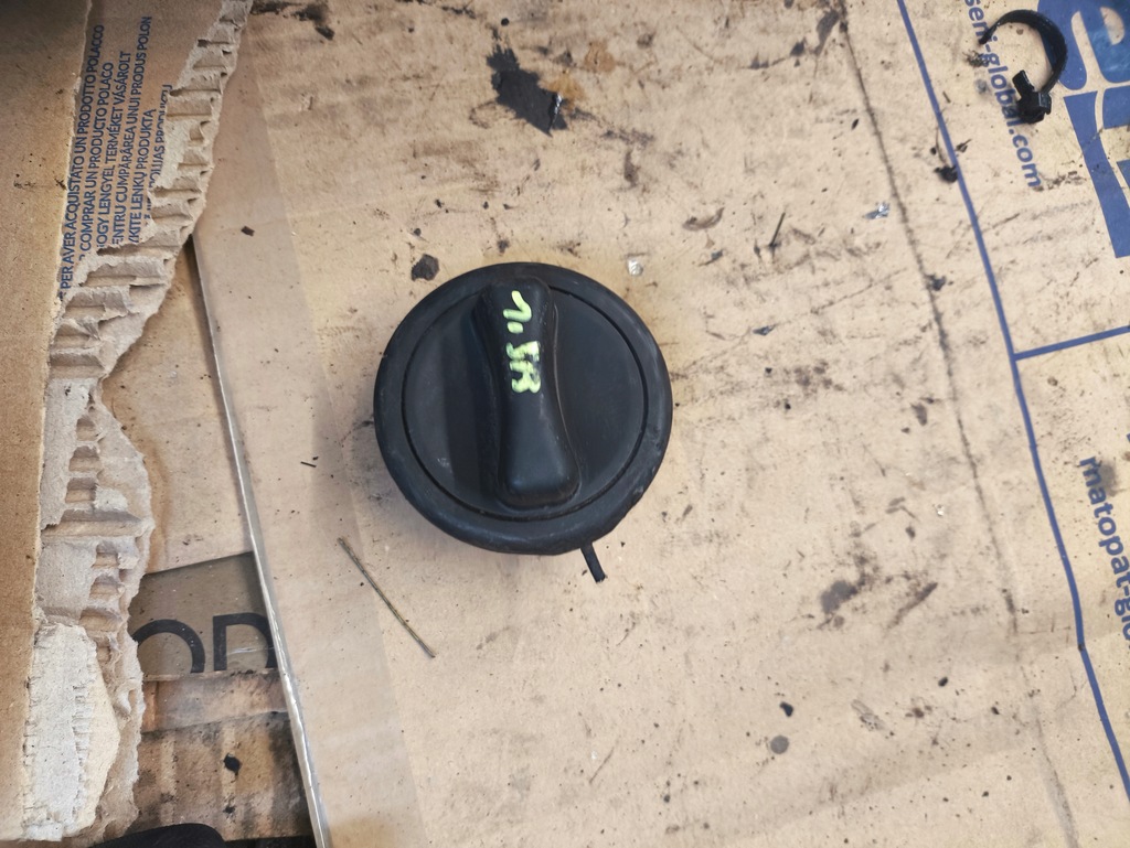 фото №1, Mercedes w169 кришка заливної пального a2204700705 mercedes ?