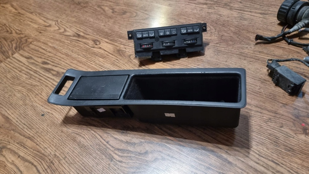 фото №1, Попільничка рамка середня bmw 8 e31 840 850