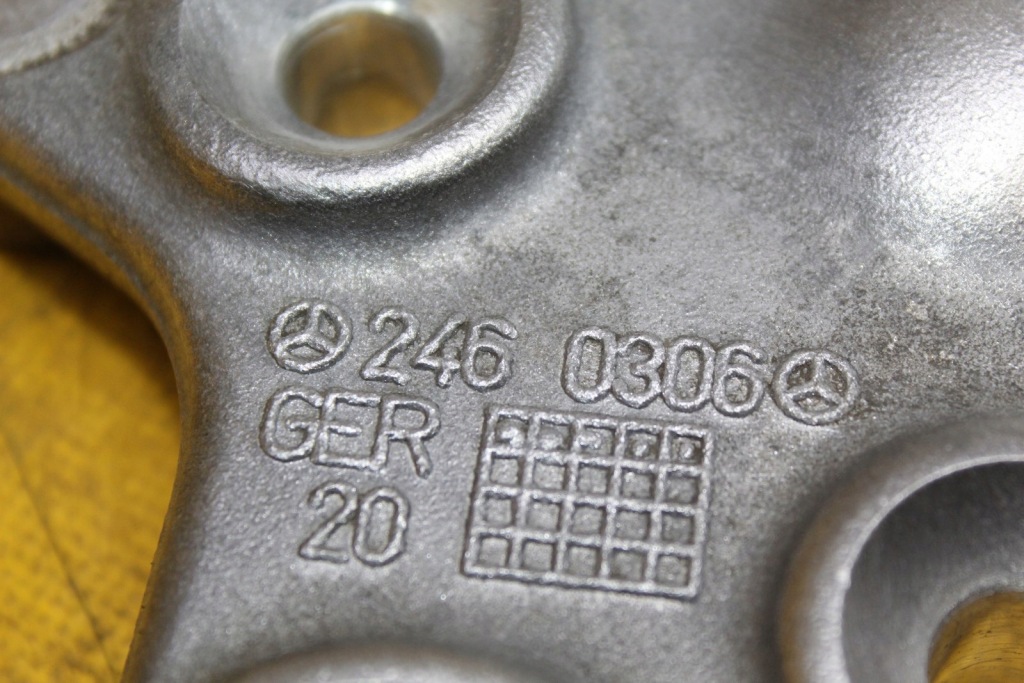 Поворотный кулак левый задний  задняя mercedes w246 b-klasa 2460306 с Разборки