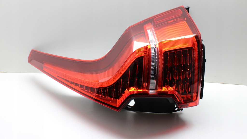 фото №1, Volvo xc60 ii - лампа задня права led 2017+