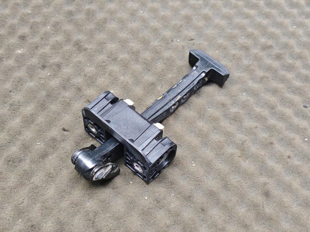 Купити 7311337 обмежувач двері перед bmw f20