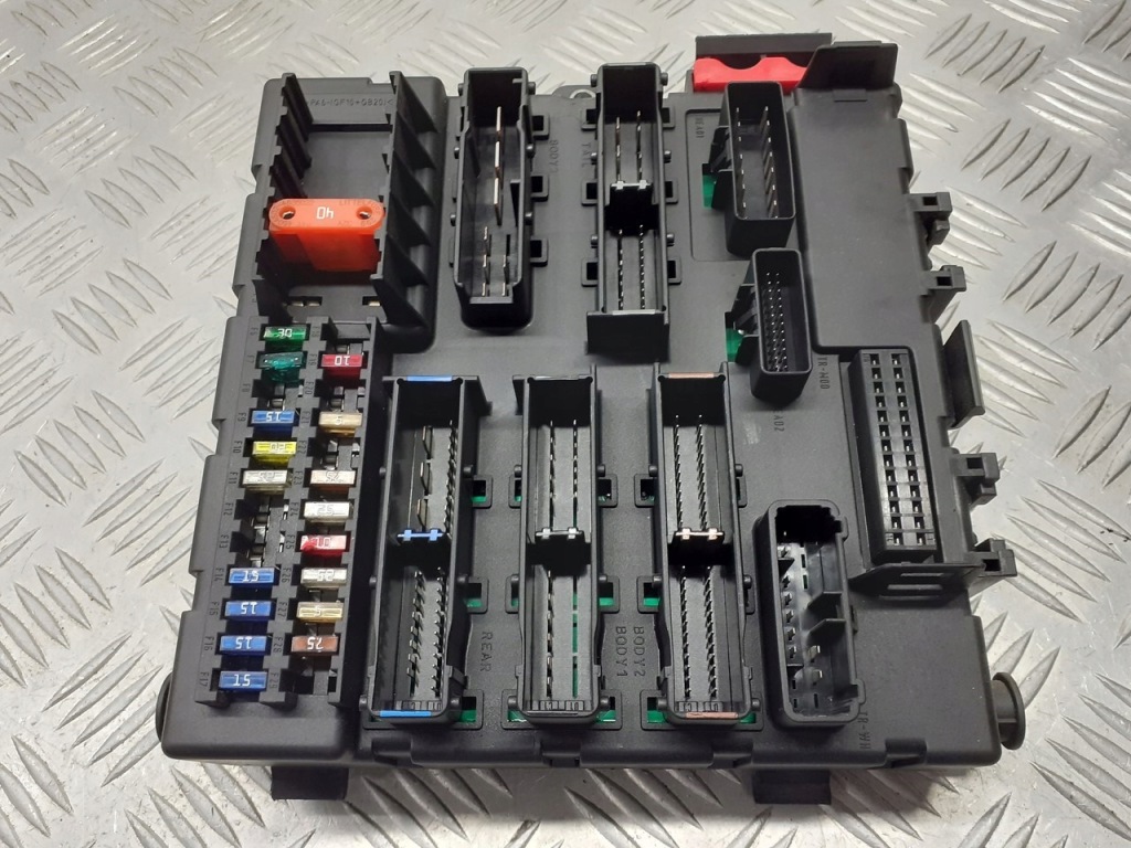 Купить Коробка предохранителей opel vectra 13189924