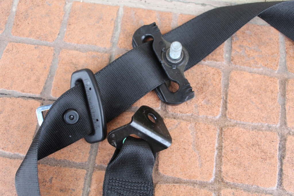 Ремень безопасности левый задний  mercedes w203 2038608985 Доставка